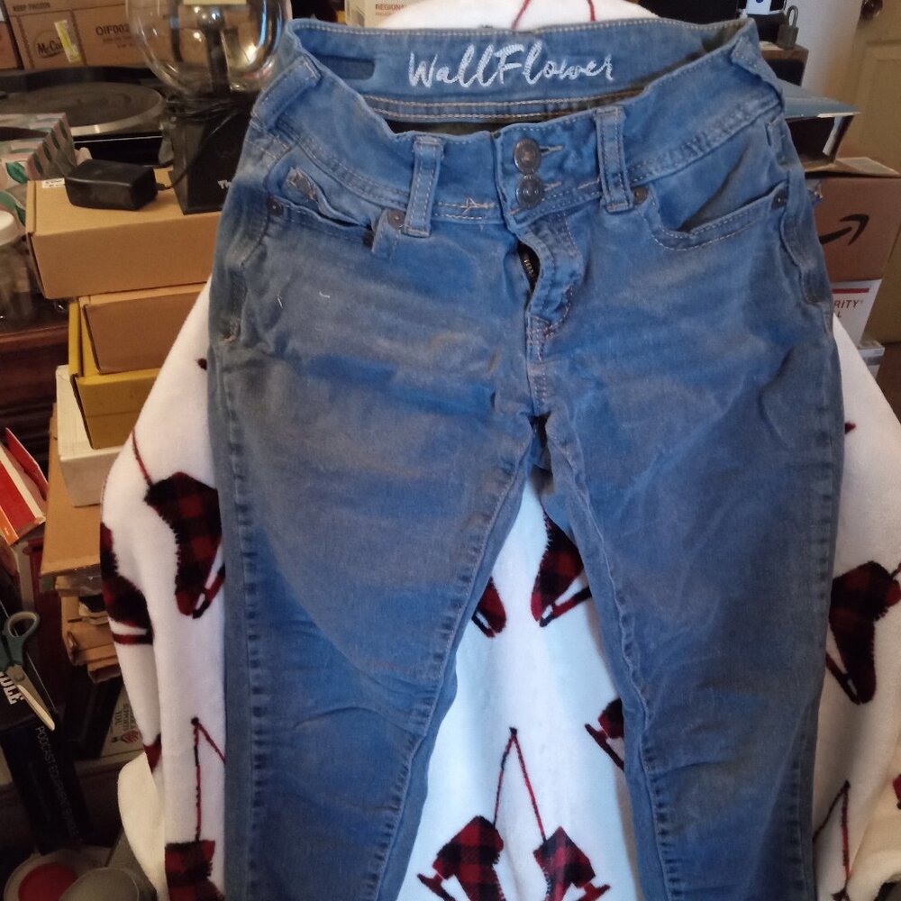 Wallflower Brand Women's Jeans Size 3 with 3/4 length legs
